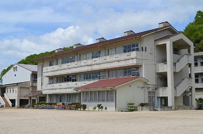 新本小学校の画像