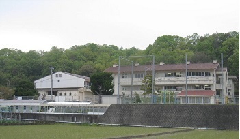 新本小学校の画像