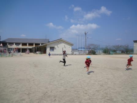 広い校庭で走り回って遊べるよ！の画像
