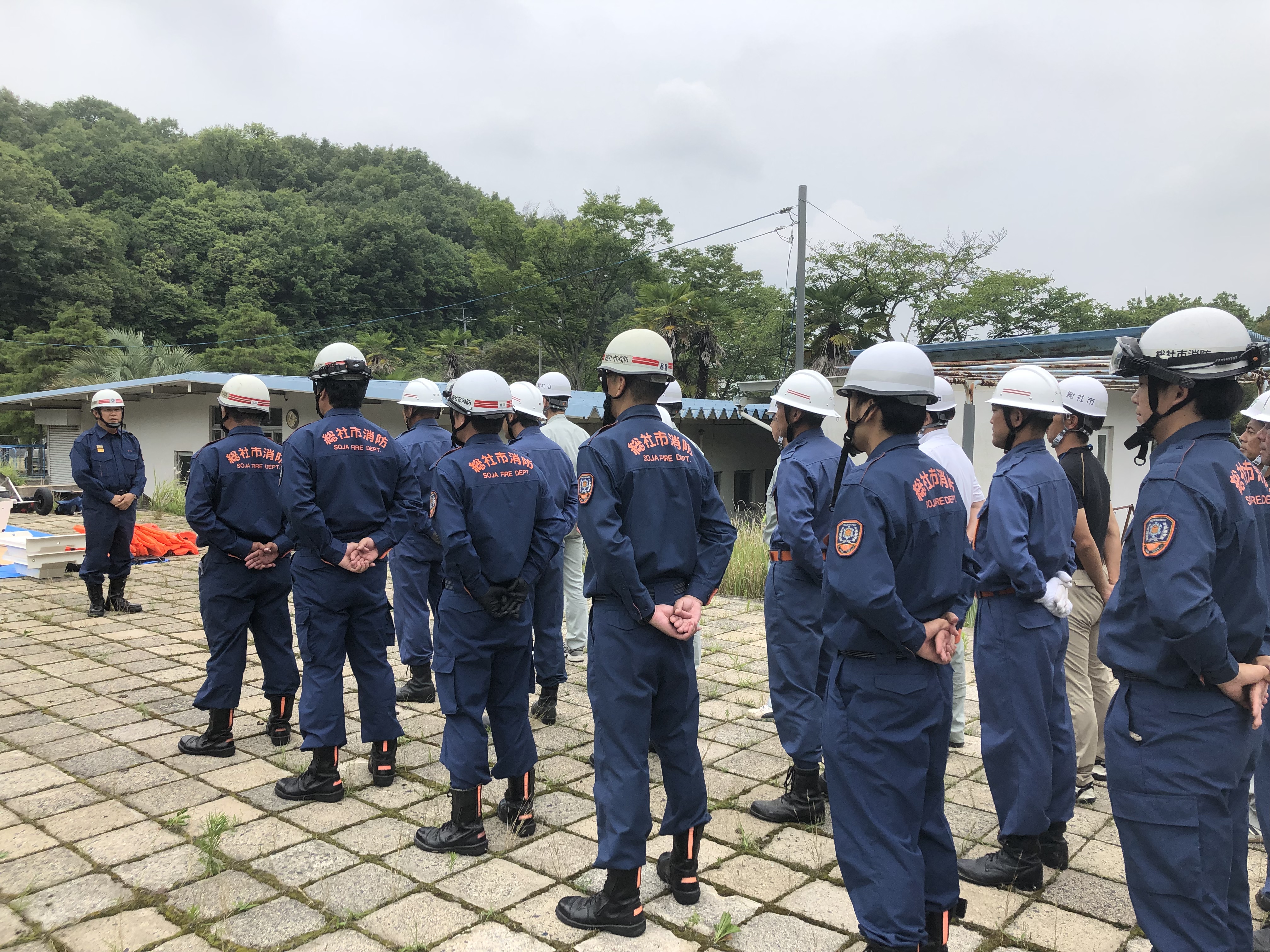 災害対応の説明を聞く団員の画像