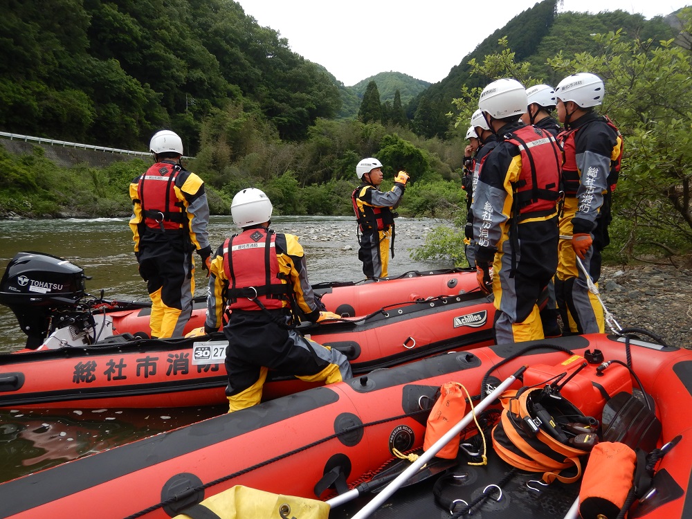 訓練内容の説明​を聞救助隊員の画像