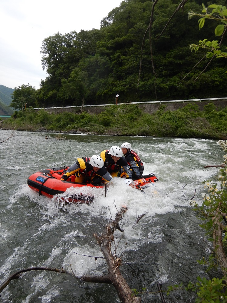 要救助者を救出する隊員の画像