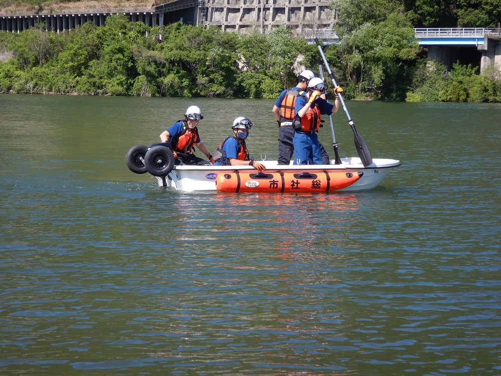 FRPボートの操船訓練を行う隊員の画像