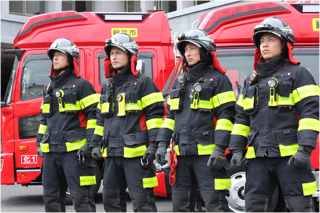 防火装備を装着し並ぶ4人の消防士の正面画像
