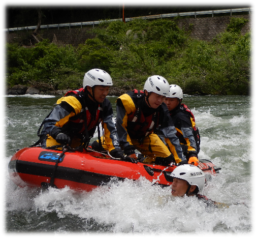 高性能救助用ボートで要救助者を救出する画像