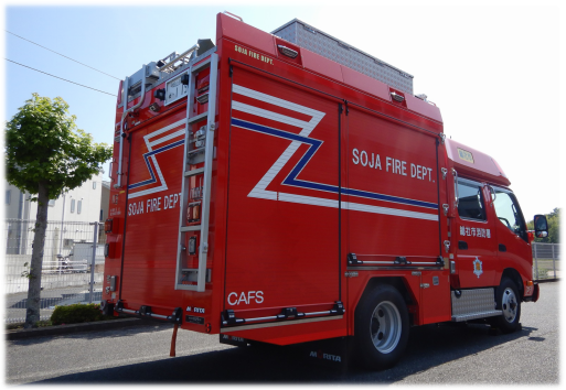 消防ポンプ自動車を右後方から見た画像