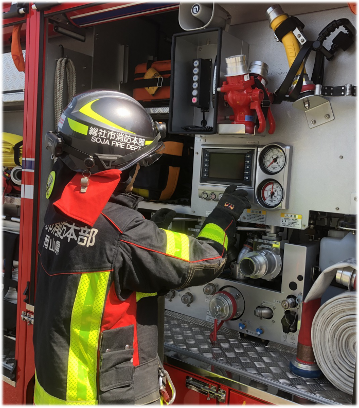 消防ポンプ自動車の右側でモニター操作する画像