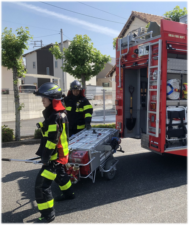 消防ポンプ自動車に艤装されたホースカーを出す画像