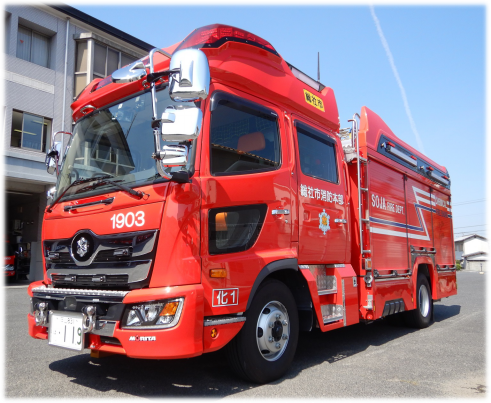 化学消防ポンプ自動車を左前方からみた画像