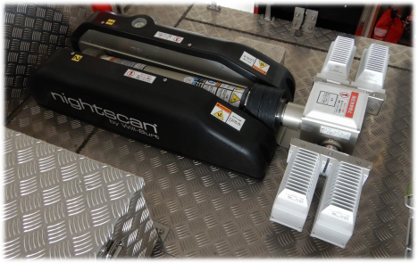 化学消防ポンプ自動車に艤装された照明の画像