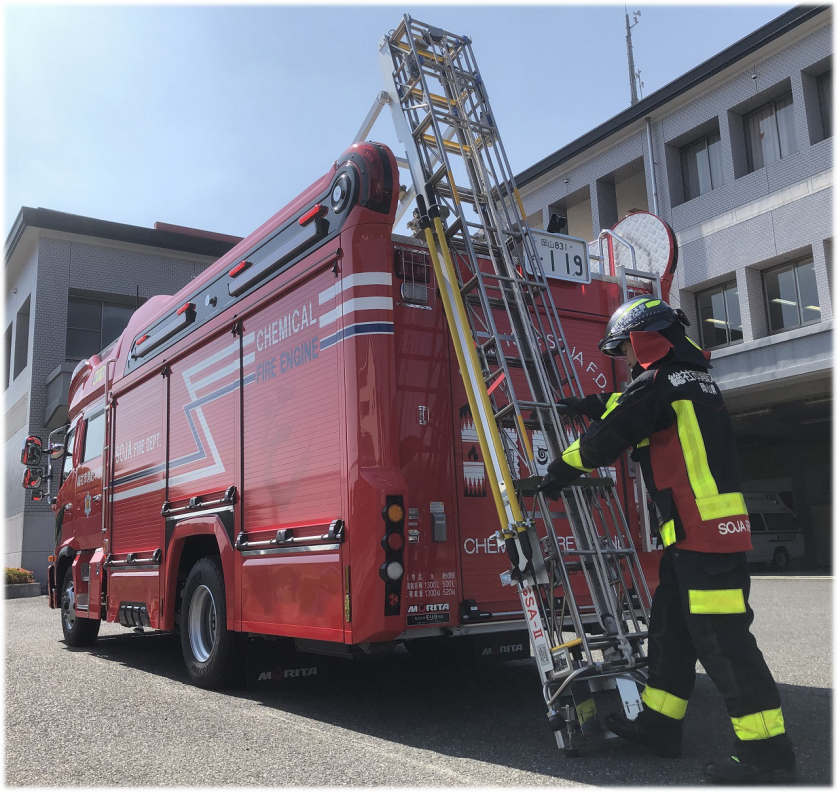 化学消防ポンプ自動車に積載された三連はしごの画像