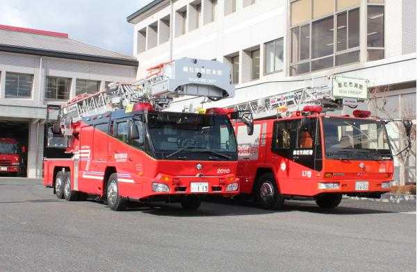 新型のはしご車と旧型のはしご車を並べた画像