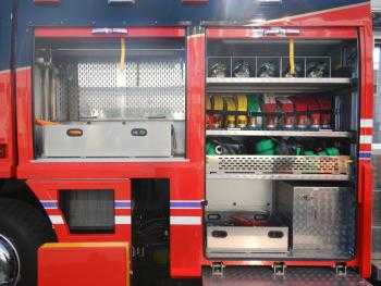 消防車の左側格納箱の中の画像
