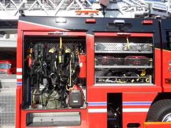 消防車の右側格納庫の中の画像
