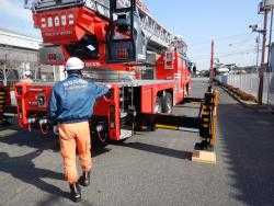 ​アウトリガー・ジャッキ操作中の画像