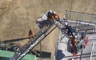 ​バスケットからリフタへ移動する様子の画像