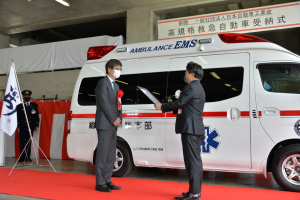 片岡市長が感謝状を贈呈する画像