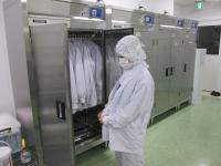 消毒した清潔な白衣に着替えますの画像