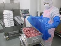肉や魚が納品され、重量や数を確認して専用ケースに入れますの画像