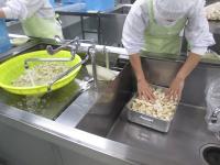 チルド野菜も流水で洗浄しますの画像