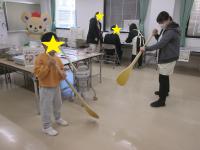 給食センターの道具をさわってみよう！の画像