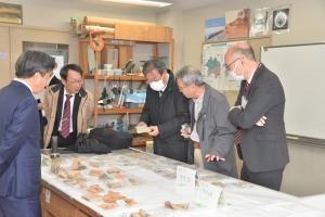 出土品視察の様子