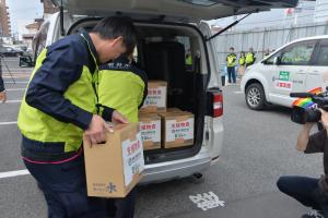 熊本県益城町への支援物資を積み込む