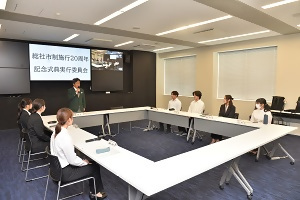 22日　市制施行20周年記念式典実行委員会への画像