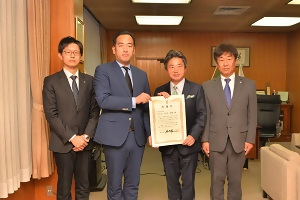 16日　企業版ふるさと納税への感謝状を贈呈の画像