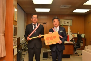 16日　トマト銀行から交通安全資材の寄贈の画像