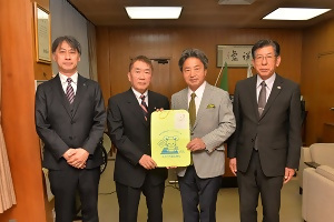 7日　ランドセルカバーの寄贈の画像