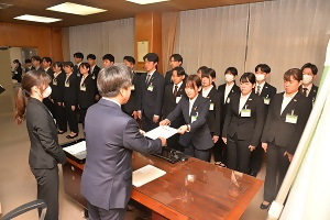 1日　新規採用職員らに辞令交付の画像