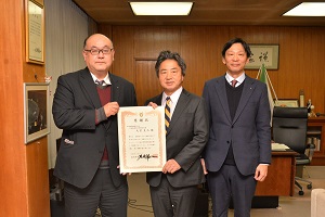 21日　企業版ふるさと納税への感謝状を贈呈の画像