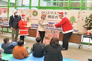 クリスマスケーキ贈呈の様子