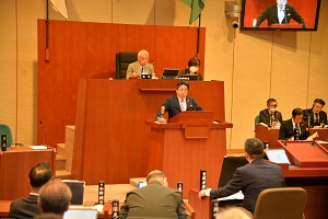 答弁をする市長