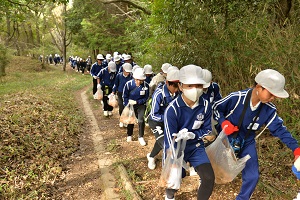 登山をしている児童