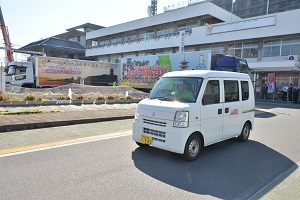 募集要項発送の様子