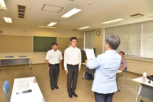 修了証授与の様子