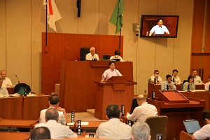 答弁をする市長