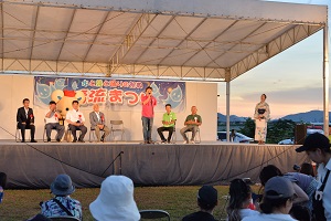 清流まつりであいさつをする市長