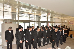 参加者で黙とう