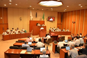 答弁をする市長