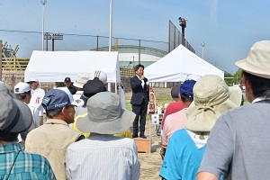 挨拶をする市長