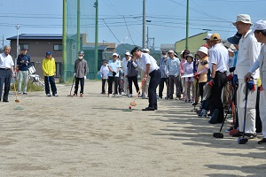 始球式をする市長