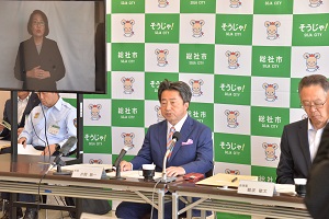 会見をする市長