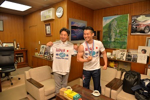 市長にTシャツをプレゼント
