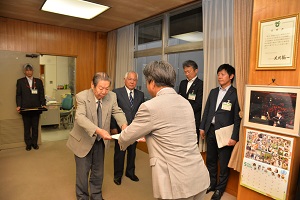 市長へ答申書を渡す様子