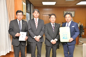 9日　ランドセルカバーの寄贈の画像