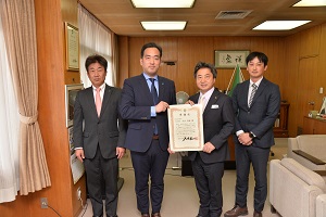 19日　企業版ふるさと納税への感謝状を贈呈の画像