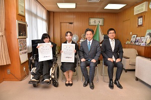 15日　ノートルダム清心女子大学のインターンシップ生の政策提言を表彰の画像